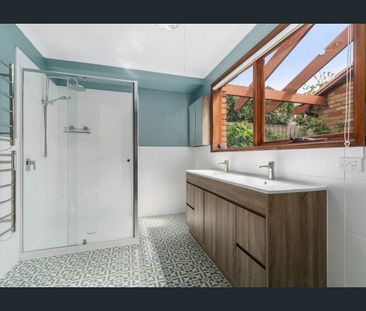 Renovated Bathrooms & Established Gardens - Photo 2