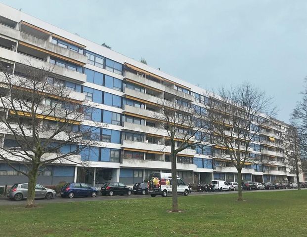 Il se compose d'un hall avec armoire encastrée, d'un agréable et grand espace de vie avec séjour/salle à manger, deux chambres, wc et d'une salle de bains avec baignoire. - Photo 1