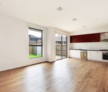 SPACIOUS TOWNHOUSE | GREAT LOCATION | LOW MAINTENANCE - Photo 3