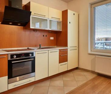 Prostorné 1+kk s balkonem a garážovým stáním u metra Zličín - Photo 2