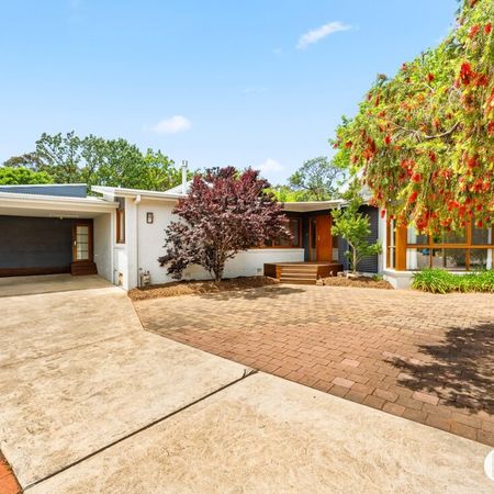 Spacious Family Home with Pool - Photo 3