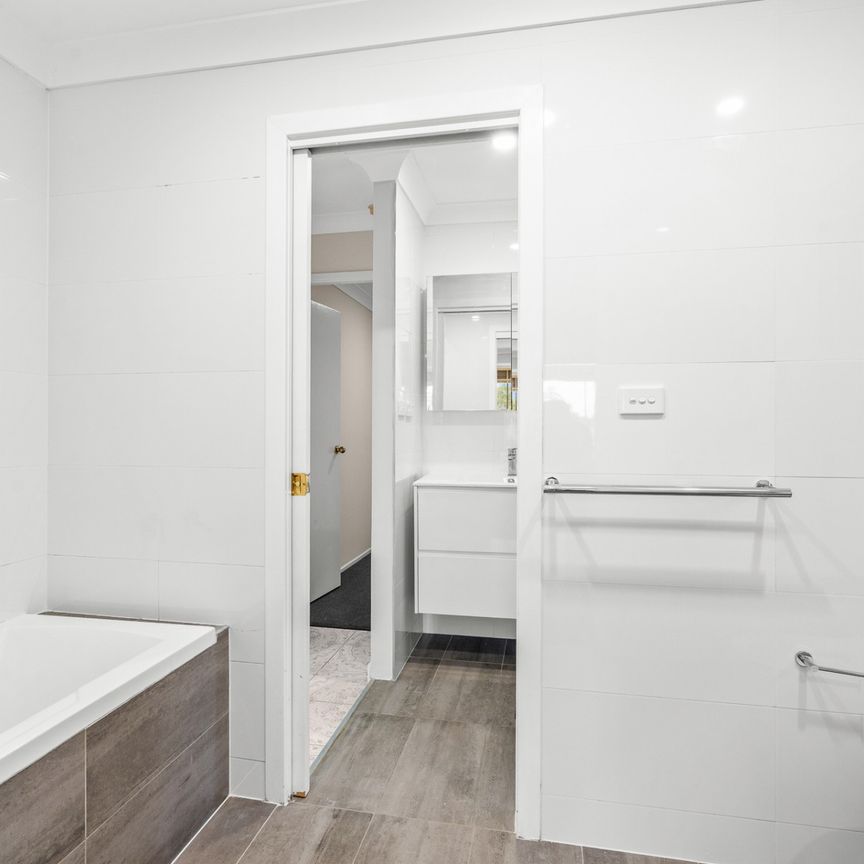 Modern 3 Bedroom Family Home in Convenient Dean Park Location - Photo 1