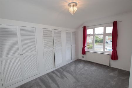 3 bedroom Semi-Detached House to let - Photo 5