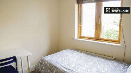 Room for rent in 5-bedroom apartment in Ballymun, Dublin - Photo 2