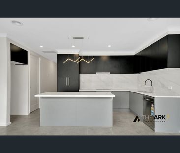 Modern 3-Bedroom nearly new House with all upgrades! - Photo 4