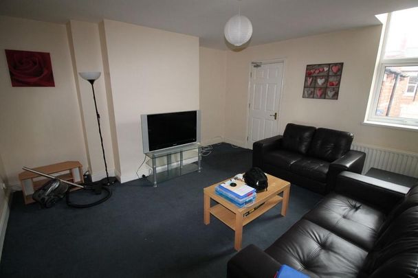 4 bedroom flat to rent - Photo 1