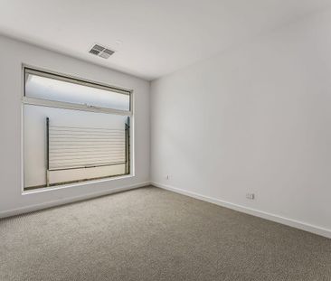 Modern Family Living Near the Coast – Aldinga Beach - Photo 6