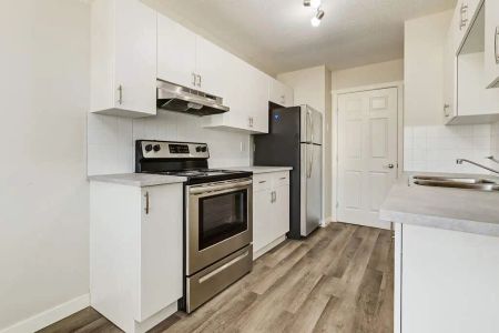 - 3 Bedroom at Poplar Grove - Photo 5