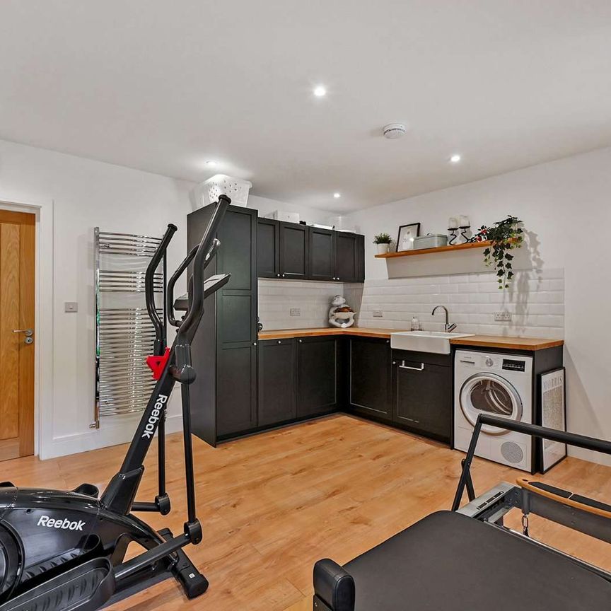 A beautifully refurbished three-bedroom detached home in the sought-after Tudor Park, finished to a high standard with modern, flexible living ideal for families or profession - Photo 1