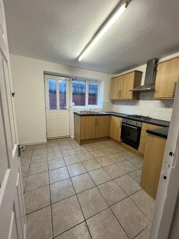 2 bedroom terraced house to rent - Photo 4