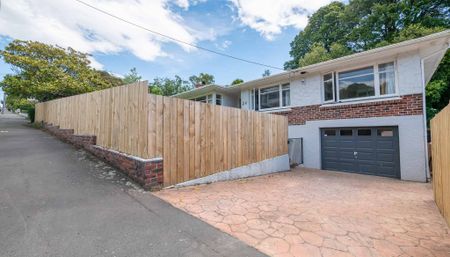 Sunny and Spacious three-bedroom brick - Photo 4