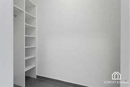 Pronájem bytu 2+kk s terasou a garážovým stáním - Fotografie 3