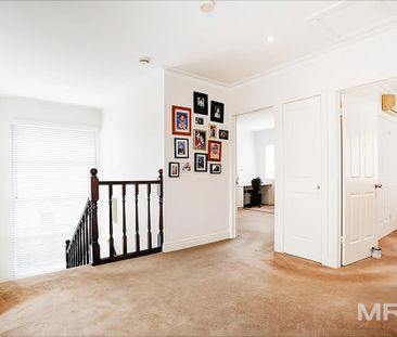 Modern, light-filled living in a prime location - Photo 4