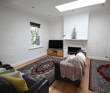 Fully Furnished Home in a Prime Kew Location - Photo 2