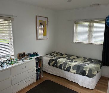 Sunny, renovated 3 bedroom home - Photo 1