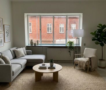 Lys 2-værelses lejlighed ved gågaden - Foto 1