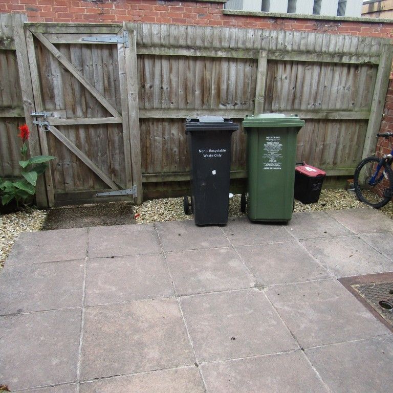 3 bed Terraced - To Let - Photo 1