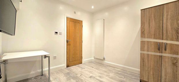 1 Bedroom Studio Apartment, Kingston Road, London - Photo 1