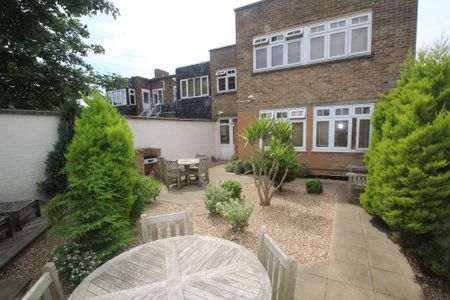 1 bedroom in a house share to rent - Photo 4