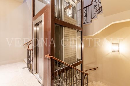 Bilocale completamente Ristrutturato in Palazzo Ravignani Benini- Veronetta - Photo 3