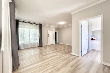 Beautifully presented family home set in prime location, offering both comfort and convenience - Photo 5