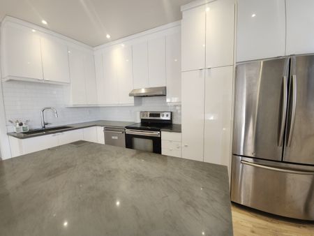 Appartement rénové de 3 chambres à l’étage supérieur d’un duplex – Semi-meublé. - Photo 4