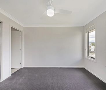 Modern 3 Bedroom Home - Photo 2