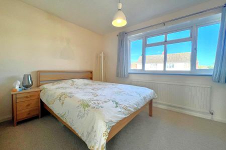 25 Copthall Way, Addlestone - 3 bedrooms Property for lettings - Seymours - Photo 2