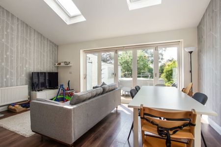 4 bedroom semi-detached house to rent - Photo 5