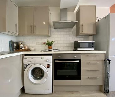 1 bedroom in a house share to rent - Photo 2