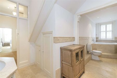 A beautiful, three bedroom, ground floor, period conversion located on Madeley Road. - Photo 4