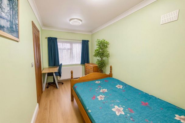 4 bedroom House To Let Total Size: 1238 SQ FT - Photo 1