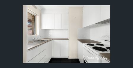 Top floor unit located right in the heart of the inner city. - Photo 2