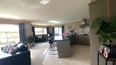 Spacious 4-Bedroom House for Rent in Huntington, 3210 – $780/Week Located in the desirable Hamilton area, this well-appointed 4-bedroom, 2-bathroom house offers comfortable and convenient living with ample space for families or professionals. - Photo 2