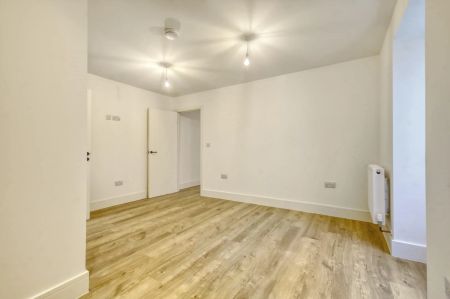 2 Bedroom Flat/Apartment - Photo 4