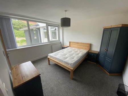 3 bedroom flat to rent - Photo 2