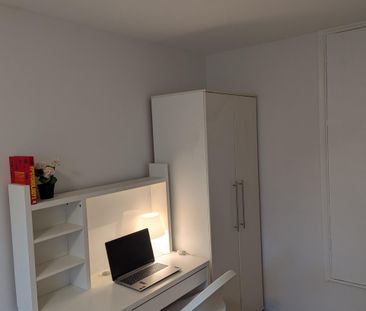 Windmill Lane – Room 3 - Photo 5