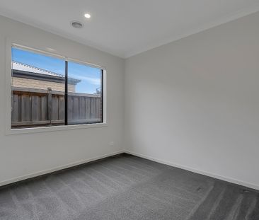 18 Poe Circuit, Officer VIC 3809 - House For Rent | Domain - Photo 6