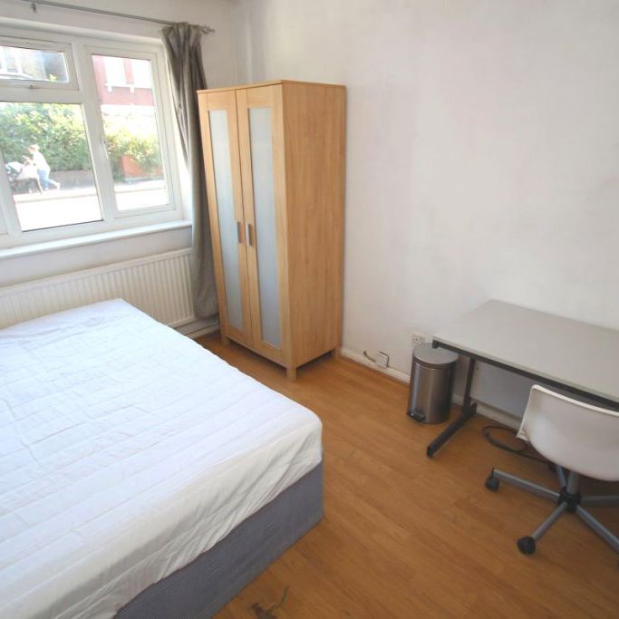 STUDENT 6 Bedroom House – Kingston (Hawks Road, KT1) - Photo 1