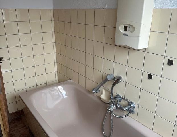 Schöne DG-Wohnung in 47798 Krefeld zu vermieten!! - Foto 1