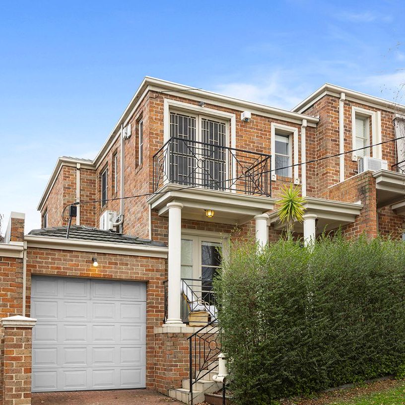 Elevated Georgian Town Home Nestled In Court Location! - Photo 1