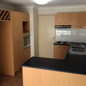 Spacious 3-Bed Yeronga Gem – Comfort & Convenience Combined! - Photo 2