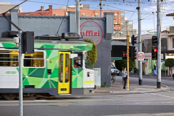 Prime location in Caulfield North's hub! - Photo 1