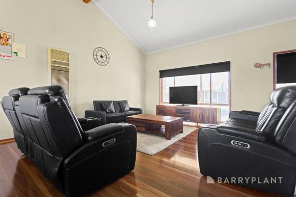 Stylish & Convenient 3-Bedroom Gem in Central Pakenham - Photo 1