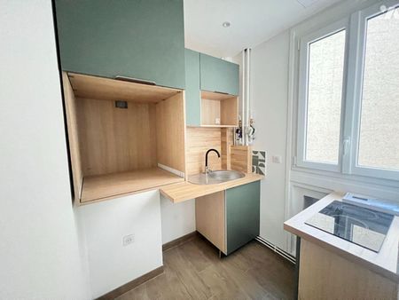 À louer, bel appartement deux pièces entièrement refait à neuf, situé avenue Ledru-Rollin, dan... - Photo 2