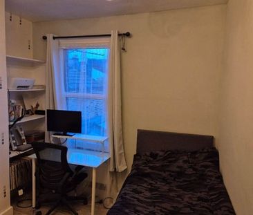 Room in a Shared House, Winfrith Road, SW18 - Photo 1