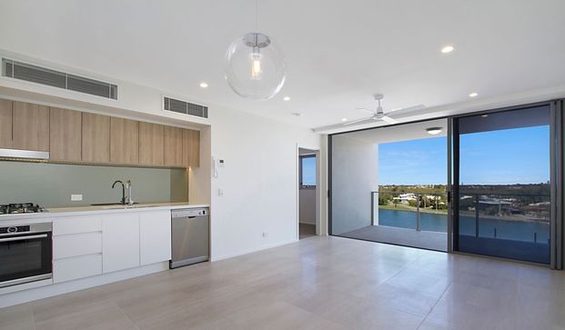 Stylish Top-Floor Apartment in Exclusive Anchorage Apartments - Photo 1