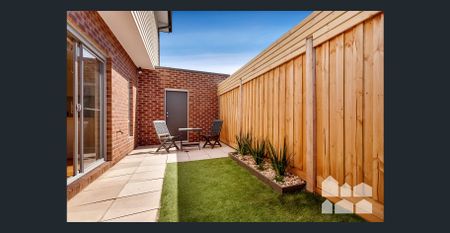 Fantastic Three Bedroom Home! - Photo 2