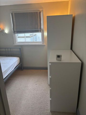 1 bedroom in a flat share to rent - Photo 2