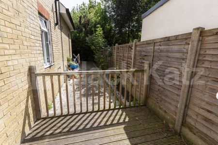 Bright 3 bedroom 2 bathroom property with large patio garden - Photo 2